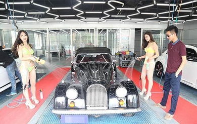 “香車美女”新招數(shù) 比基尼洗車服務(wù)高價(jià)攬客，富二代車主慷慨買單